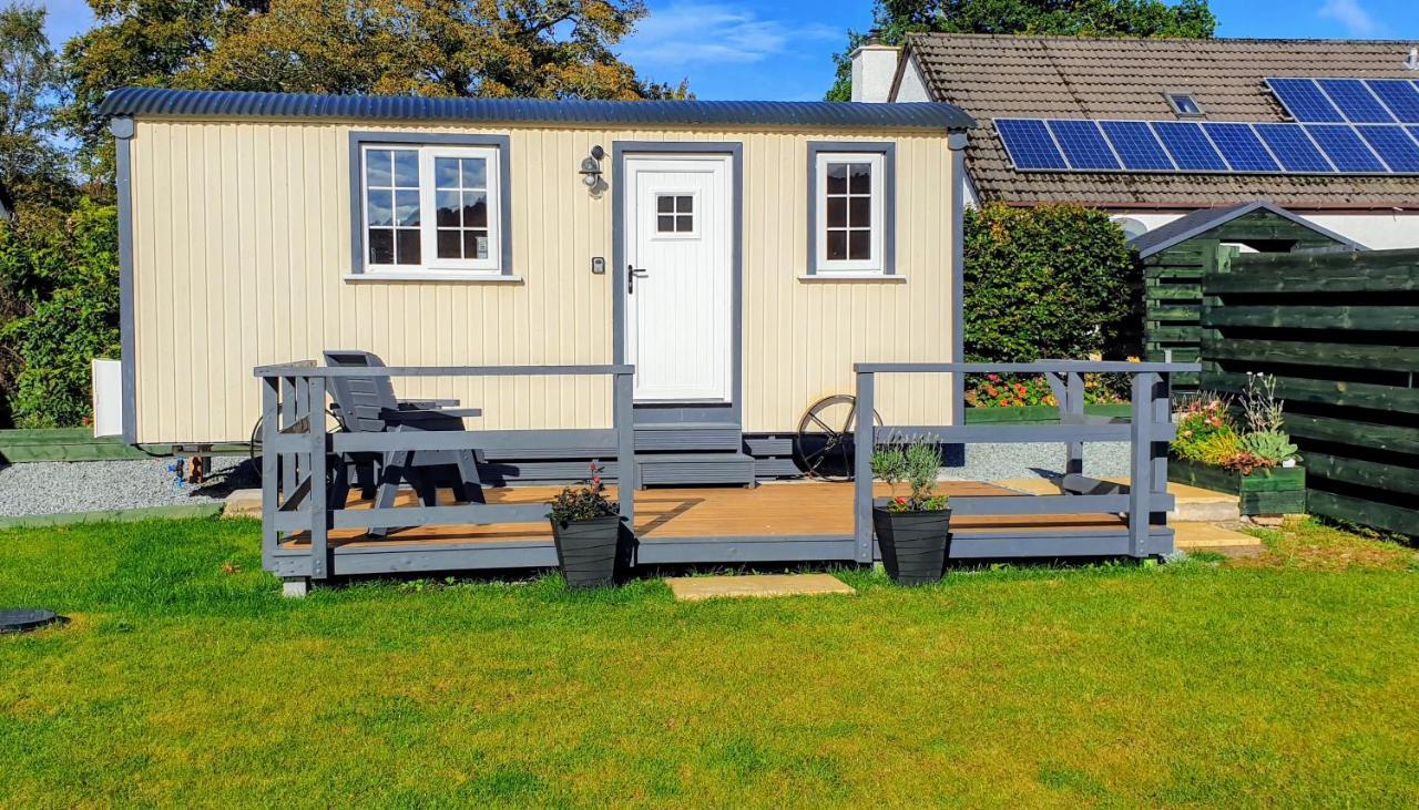 Small Cozy Shepherd Hut 20 By 7 Feet With Boxed In High Double Bed Balmacara Exterior foto