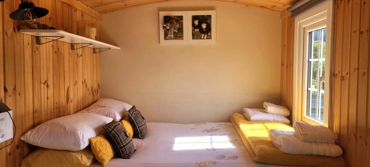 Small Cozy Shepherd Hut 20 By 7 Feet With Boxed In High Double Bed Balmacara Exterior foto